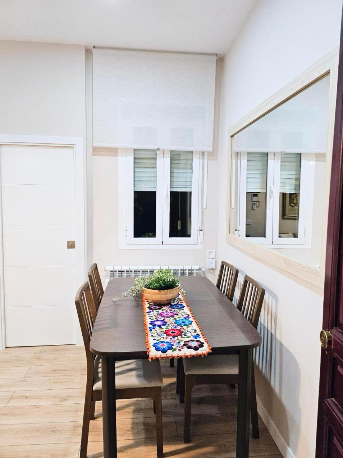 Acogedor Apartamento En Atocha By Bebalmy Madrid Exterior photo